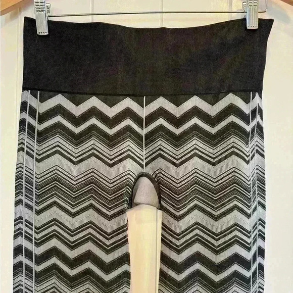 Lululemon, Ebb to Street, Chevron, Heavy Weight Leggings, Grey, Black, Size 8 - Picture 3 of 8